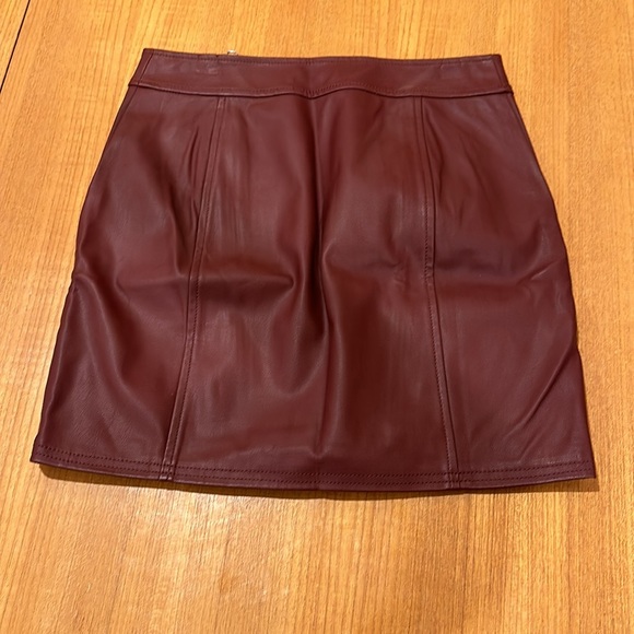 Express Mini Faux Leather Skirt with Zipper Accent and Pockets - NWOT - Picture 2 of 4